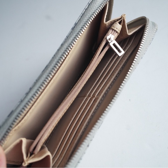 Guess Wallet Zip Top Clutch Gray Logo Tan Inside Gently Used Coin Purse SO CUTE! - Picture 5 of 9